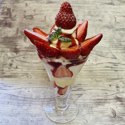 フレッシュいちごのパフェ