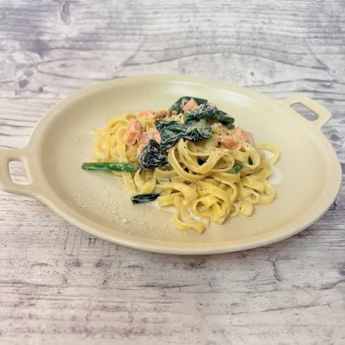新鮮義大利麵配鮭魚菠菜奶油醬
