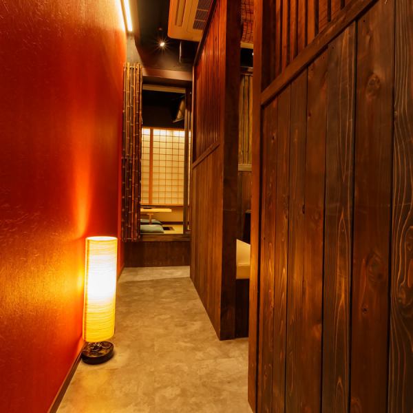 We offer a variety of large and small private rooms in a calm space full of Japanese taste.When the shoji is closed, a space with a sense of privacy is completed.By removing all the partitions and shoji screens according to the number of guests, it becomes a large private room with only the beams left.It is possible to reserve from 50 people, so it is recommended for large banquets of up to 60 people.