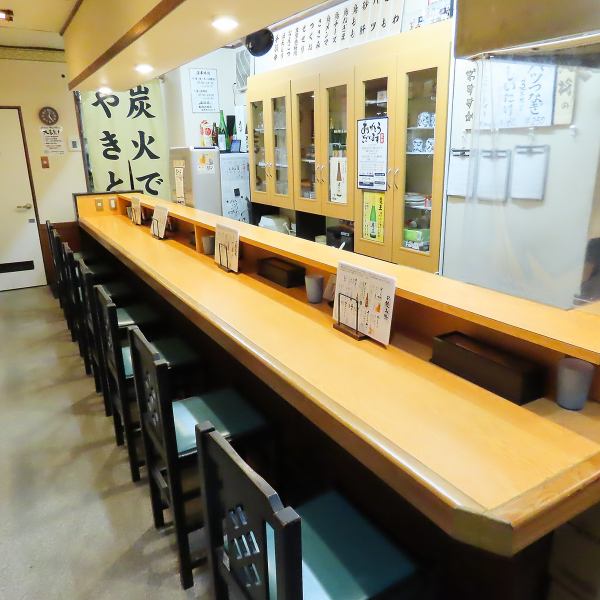 【心地よい時間がゆっくりと流れる落ち着いたカウンター席】焼き鳥がじっくりと焼かれる様子を眺めながら、豊かな味わいを楽しむことができます。デートやお一人様のお食事にもぴったりなこの場所で、特別な時間を過ごしてみてはいかがでしょうか。味わい深い一品が、あなたを虜にします。