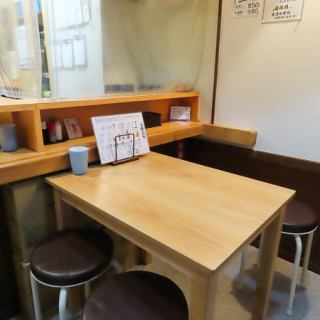 4名様用のテーブル席は少人数のご友人との集まりや、仕事仲間との会食などにもぴったりです。快適な和の空間でお食事を楽しみながら、素敵なひとときをお過ごしください。