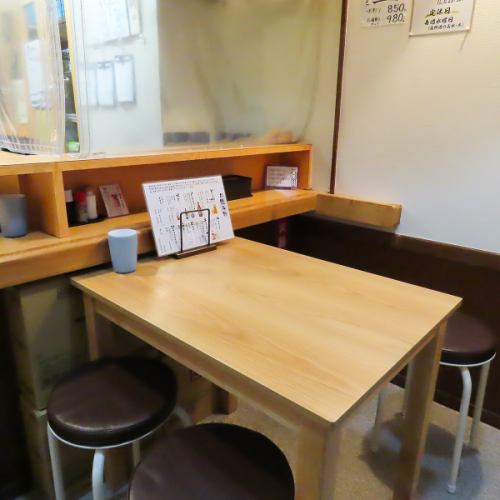 4名様用のテーブル席は少人数のご友人との集まりや、仕事仲間との会食などにもぴったりです。快適な和の空間でお食事を楽しみながら、素敵なひとときをお過ごしください。