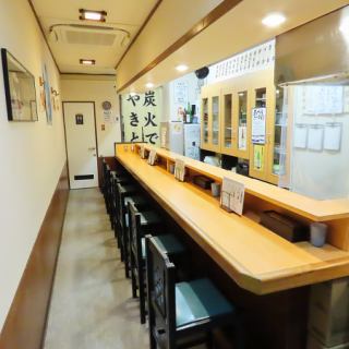 お一人様でも気軽に楽しんでいただけるカウンター席は、7席ご用意しております。横並びにも座れますので、デートにもピッタリです。素敵なひとときをお過ごしください。