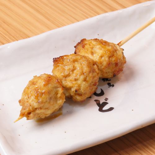 鶏肉の旨味を引き出した絶品の焼き鳥を炭火で楽しむ空間