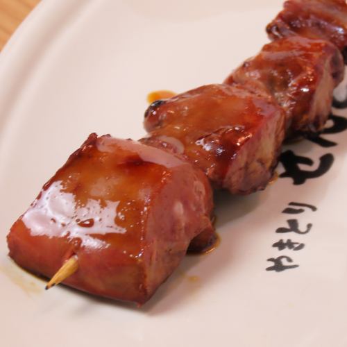 丁寧におこした炭で本格的な焼き鳥を食べることができる