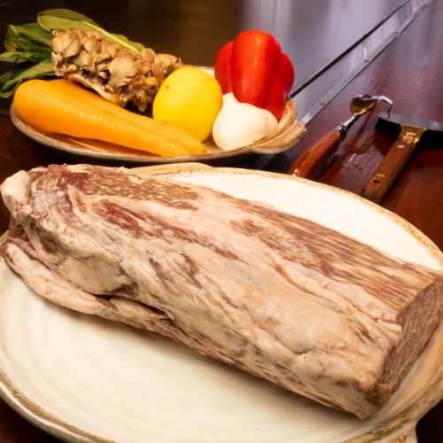 メイン料理は、ブランド牛「静岡そだち」などの黒毛和牛ヒレ肉やエゾアワビをお選びいただけます。