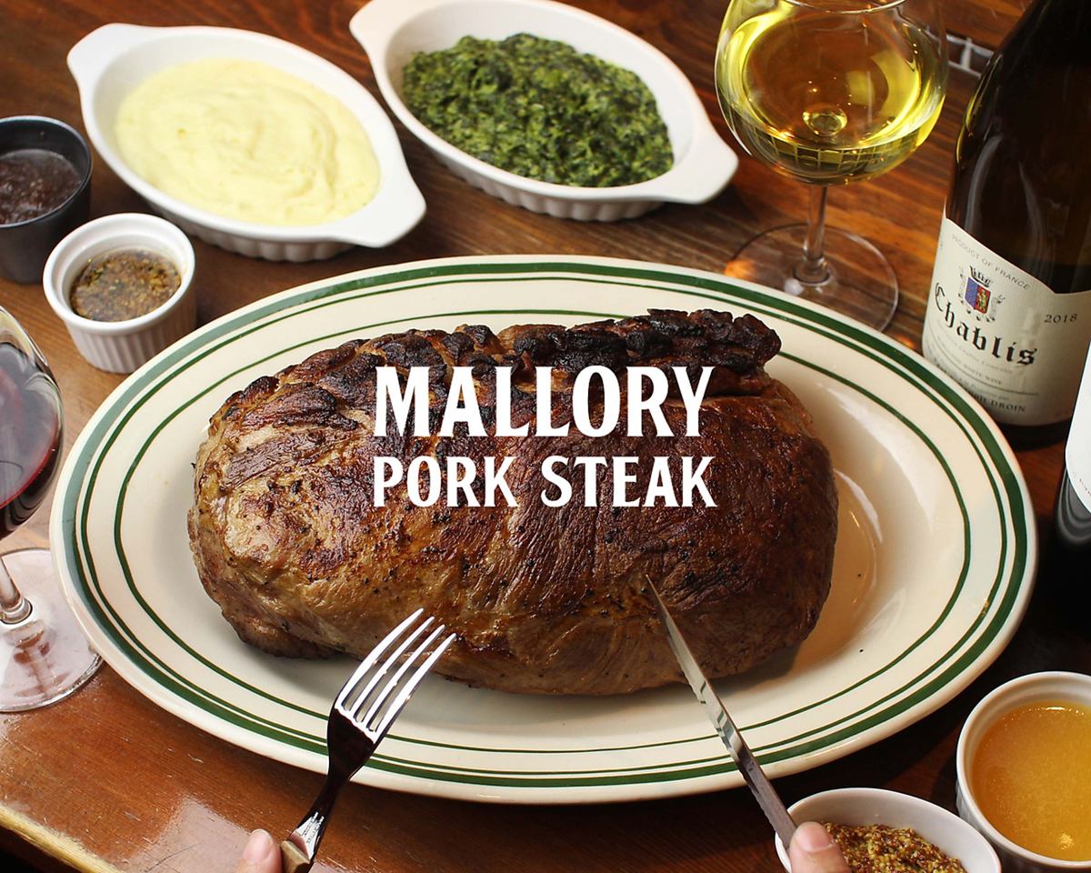 迫力満点な巨大肉をリーズナブルに楽しめる♪ジューシーなポークステーキをどうぞ！
