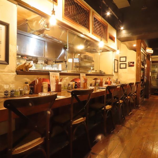【デートに最適なカウンター席】落ち着いた店内で、肉厚ジューシーなお肉をどうぞ召し上がれ。