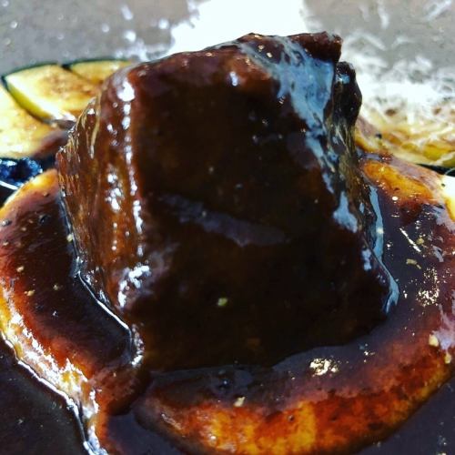 和牛ほほ肉の赤ワイン煮込み