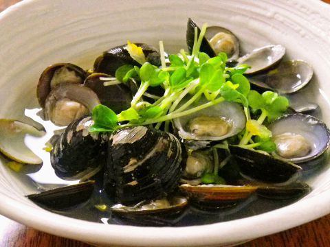 Our proud dish is made with Lake Shinji clams steamed in sake.