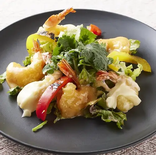 Shrimp mayonnaise with two kinds of sauces