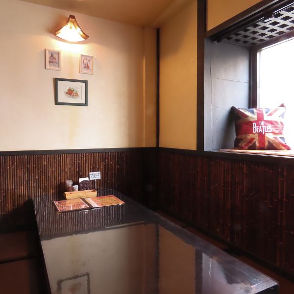 落ち着いた雰囲気の店内。60'sの音楽好きにはたまらない♪心地よい音包まれながら、お食事やお酒が楽しめます。ぜひ、ご家族や友人とゆったりとした時間をお過ごしください。スタッフ一同お待ちしております。