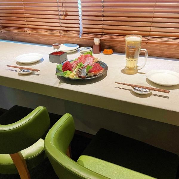 [Counter seats] There are counter seats facing the window that are welcomed by one person ♪ For crispy meals on the way home from work or for dinner on holidays.You can relax and enjoy your meal and drink without worrying about your surroundings!