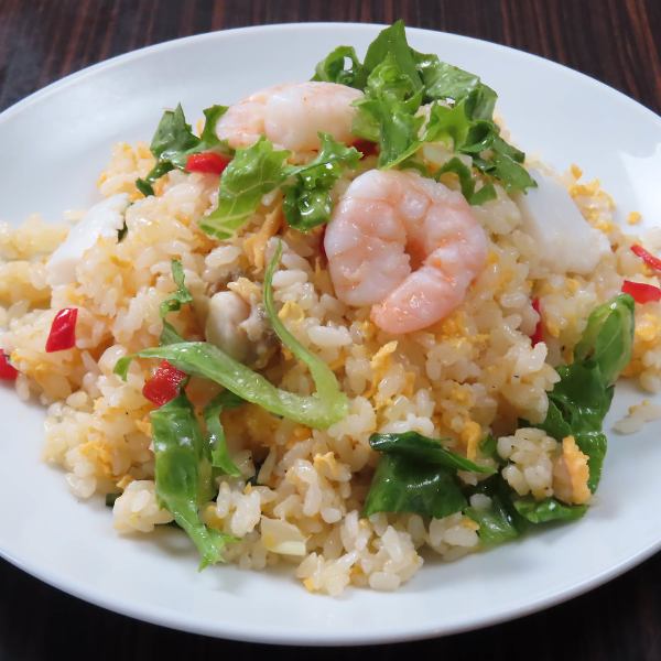 [Harmony of vegetables and seafood] Seafood lettuce fried rice