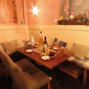 店内奥にあるロフト下のテーブル席がリニューアルしました！電飾が可愛い、ほっこり落ち着く空間です。デザートを食べながら女子会してみてはいかがでしょうか？デザートやランチだけではなく、夜のディナーも人気♪本格料理に舌鼓しながら楽しみましょう！！コースやクーポンもあるのでぜひご利用下さい！
