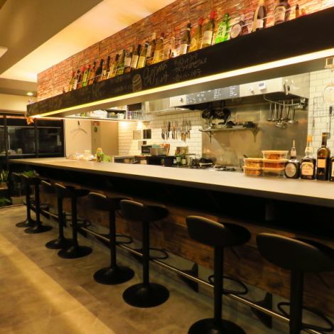 当店の内装はオーナーのDIYで作られたこだわりの空間となっております。落ち着ける雰囲気ながらも肩ひじ張らずにアットホームな雰囲気で美味しいイタリアンをお楽しみください。カウンターもございますのでチョイ飲みにもピッタリです。