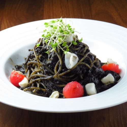 【ヤリイカとトマトのイカ墨パスタ】