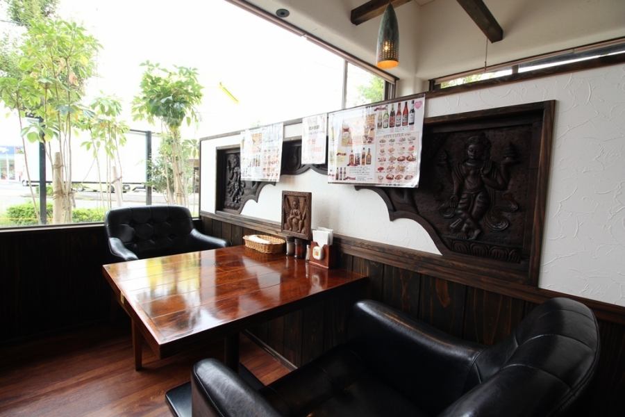 It is a cafe restaurant based on the contrast of black and white.We have a large number of sofa seats, so please use it for meals with friends and family.