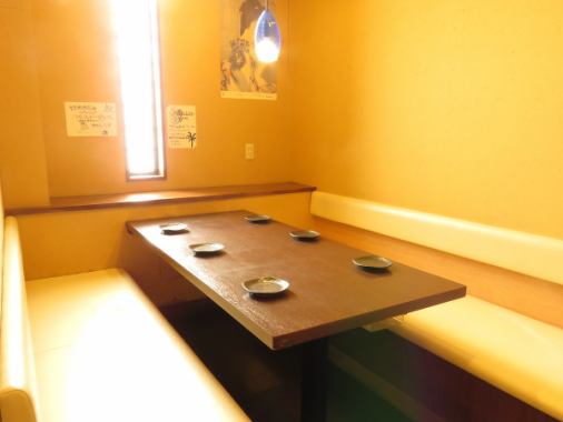 【テーブル/半個室】4名様～6名様までご対応可能。周りを気にせず落ち着いた空間でお食事がしたい方にオススメのお席です！少人数宴会やご家族でのお食事等にもご利用いただけます◎