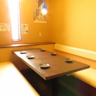Although it is a semi-private room, it can be used by 4 to 6 people.It is also recommended for those who want to enjoy their meal slowly in a calm space.