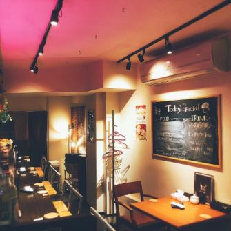 世界中のお酒とジャンルレスな料理を提供するHASHIYAらしい、型にはまらないお洒落な雰囲気の店内。普段の飲み会やご宴会にはもちろん、デートや接待などシーンを問わずご利用いただけます。また、1次会だけでなくバーとしてのご利用も大歓迎。好きなお酒をゆったりと楽しむ、至福のひとときをお過ごしください。