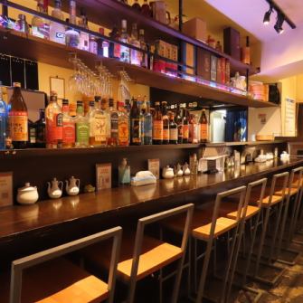 オープンキッチンでライブ感が楽しめるカウンター席は8席完備。お1人様にもぴったりなお席で、しっぽり落ち着いて飲むもよし、スタッフとの会話を楽しむもよし!他では中々楽しめないような珍しいお酒や、シェフの気まぐれメニューなど”中華料理”の枠にはとらわれない新感覚のお食事体験がお楽しみいただけます。