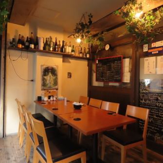 天候に左右されず快適にお過ごしいただけるテラス席もおすすめ。少人数の飲み会から、団体様のご宴会まで多彩なシーンでご利用いただけるお席です。ペット同伴やお席での喫煙も可能なテラス席は、最大12名様まで貸切可能。駅前の喧騒から離れたHASHIYAだからこそ、職場の愚痴や恋愛話も周りを気にせず出来ます。