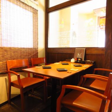 【テーブル席：4～5名×1卓】ゆったり落ち着いてお食事が楽しめる店内のテーブル席。お席の結合も可能ですので、飲み会にも最適です。