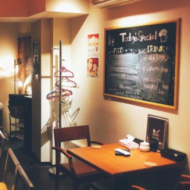 【テーブル席：2名×1卓】室内にもテーブル席ご用意しております。お洒落な雰囲気の店内は、デートや接待などにもぴったり。