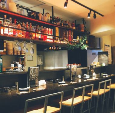 【カウンター席：8席】オープンキッチンのライブ感が楽しいカウンター席。お一人様～ご利用大歓迎です。お仕事終わりなど、帰りに1杯飲みたい時...ぜひお気軽にお立ち寄りください。