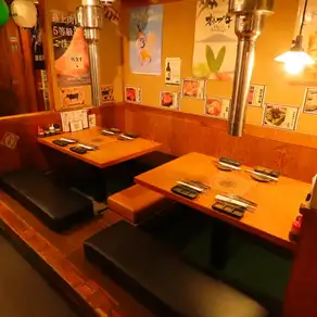 【2名様掛けテーブル】パートナーとのデートや親しいご友人とのお食事にぴったりのテーブル席。ふたりで焼肉をつつけば自然と絆も深まります。チョイ飲みなどお気軽なご利用も◎