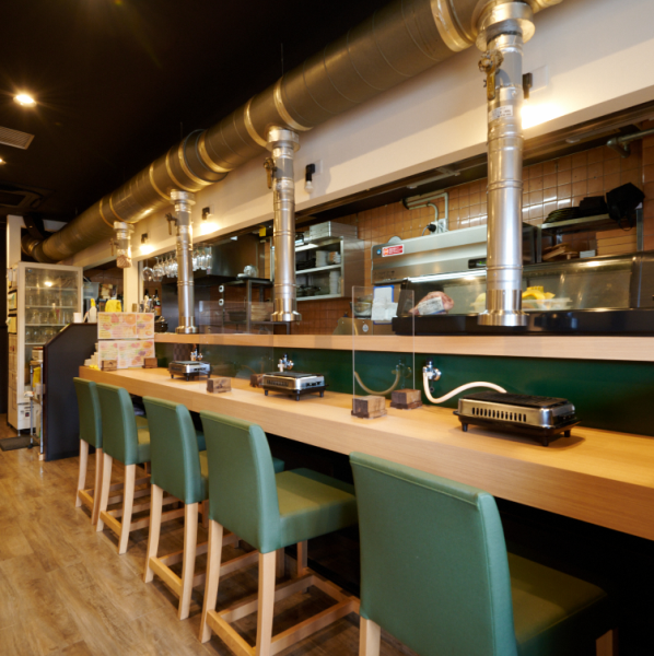 It is a counter seat where you can spend a relaxing time.You can enjoy a meal together with a couple or friends in an open restaurant that is not too formal.It is a stylish space that is moderately relaxed with a calm atmosphere ◎