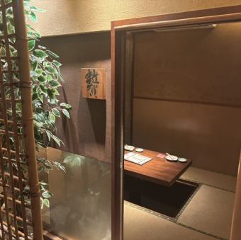【二階個室】6～8名様のお部屋です。落ち着いた照明が心地よいお座敷個室は、中規模なご宴会にぴったりです。靴を脱いで上がるお座敷タイプなので、小さなお子様連れのご家族や、リラックスして過ごしたい職場の懇親会にも重宝します。周囲を気にせず、自慢の料理と厳選された銘酒を心ゆくまでお楽しみいただけるお席です。