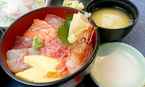 人気Ｎｏ１売り切れ御免海鮮丼定食1320円（税込）