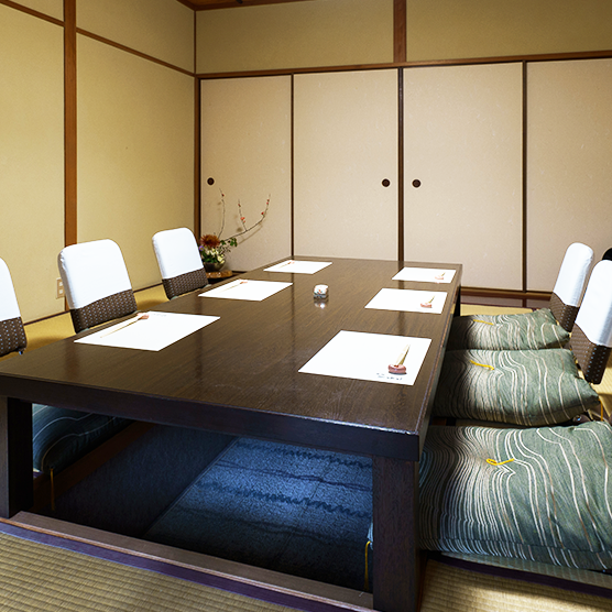 "和"の落ち着いた雰囲気漂う"濱喜久"の完全個室席。お座敷個室などで接待や会席はもちろん、会社宴会や飲み会など幅広いシーンでお使いください。