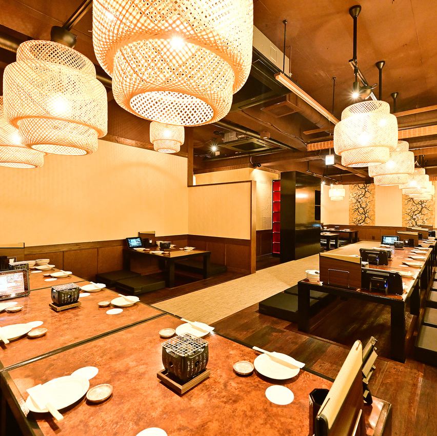 テーブル席に加えて、座敷や掘りごたつ席もご用意しております。