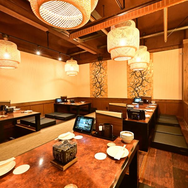 プライベート空間でご宴会をお楽しみいただけます。部署飲み会やクラス会など中規模のご宴会も当店におまかせ♪16名様までお過ごしいただけるテーブル個室をご用意しております。柱のない向かい合わせ一列のお席となっていますので参加者全ての方の表情も見られ、一体感のあるご宴会になること間違いなし！