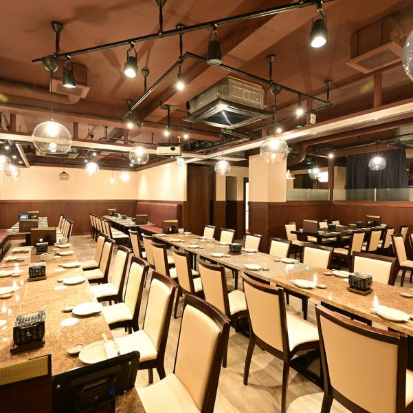 当店では、フロア貸切宴会が可能で、大規模なご宴会やパーティーに最適なスペースをご提供しています。幹事様も安心してご利用いただけるよう、飲み放題付きのコースを多数ご用意しておりますので、楽しいひと時を存分に楽しんでいただけます。詳細についてはお気軽にお問合せください♪