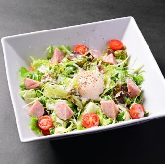 雲仙ハムと半熟卵のシーザーサラダ