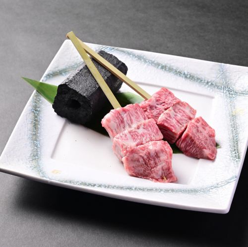≪炉端焼き≫一口噛むごとにジュワッと広がるジューシーさ◎A5ランク みかわ牛串（1本）1,078円(税込)