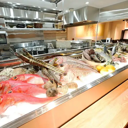 市場直送の鮮魚がズラリ!船盛りも承ります◎