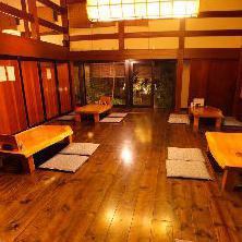 A tatami room with a digging iron that can be used for large banquets.A relaxing space that values the texture of wood is expanding.