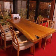연회, 가족이나 지역의 모임에 최적의 테이블 별실은 인원수에 따라 6 명 ~ 개별 실을 만들어드립니다.