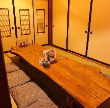 我们还有一个可供8人使用的私人房间（zashiki）。这是一个完全私人的空间，因为它被分隔成灌木丛。
