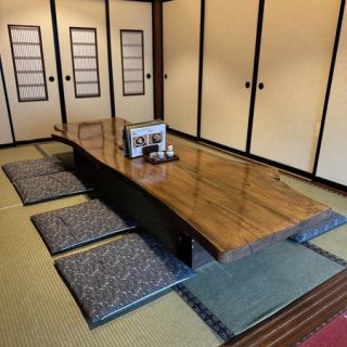 We also have a private room (tatami room) that can accommodate 8 people.It is separated by a sliding door, so it is a completely private space.