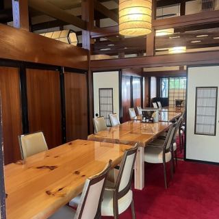 8名様で利用できる個室もご用意しております。ふすまで仕切られているので完全なプライベート空間です。