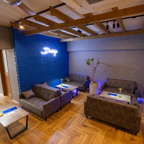 ソファー席をご用意しております！くつろぎながらゆったりとアサイー、シーシャを楽しんでいただけます♪4名がけと２名がけの二種類ご用意しておりますので、デートから、女子会でのご利用まで幅広いシーンでご利用いただけます◎
