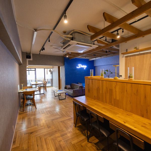 白と青を基調とした可愛らしい店内♪フォトスポットとして、一面青色の壁もございますので、ご来店の際はぜひこちらで、お写真をお撮りください！夜の時間帯は間接照明でまた違った雰囲気に♪