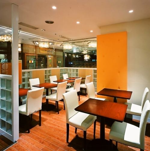 あたたかい明かりの照らす店内