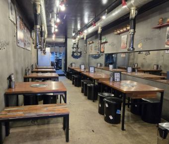 [1st Floor - Table Seating] The stools can store bags and jackets! The lid closes so you don't have to worry about the smell of grilled meat!